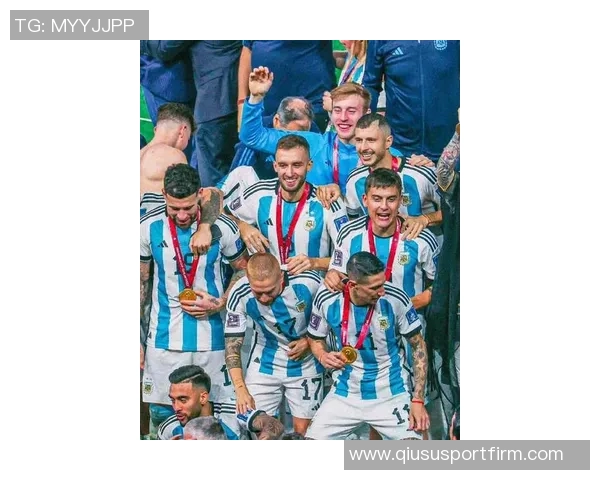 15岁卡布拉尔荣获梅西杯冠军最佳射手与MVP合照引发热议