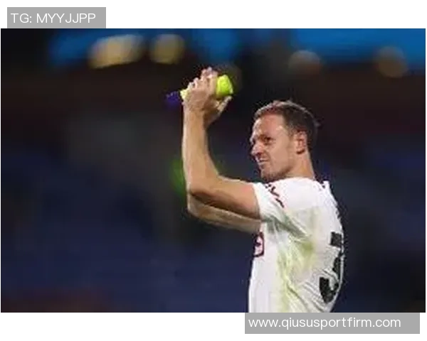 埃文斯度假时接到弗莱彻电话与卡里克鲁尼共度时光